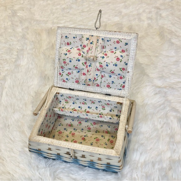 Vintage 1960s/70s Vinyl Wicker Mini Sewing Basket - Picture 2 of 13